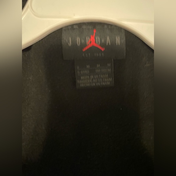 Gently used Jordan puffer coat size 5-6 years old - Picture 3 of 4